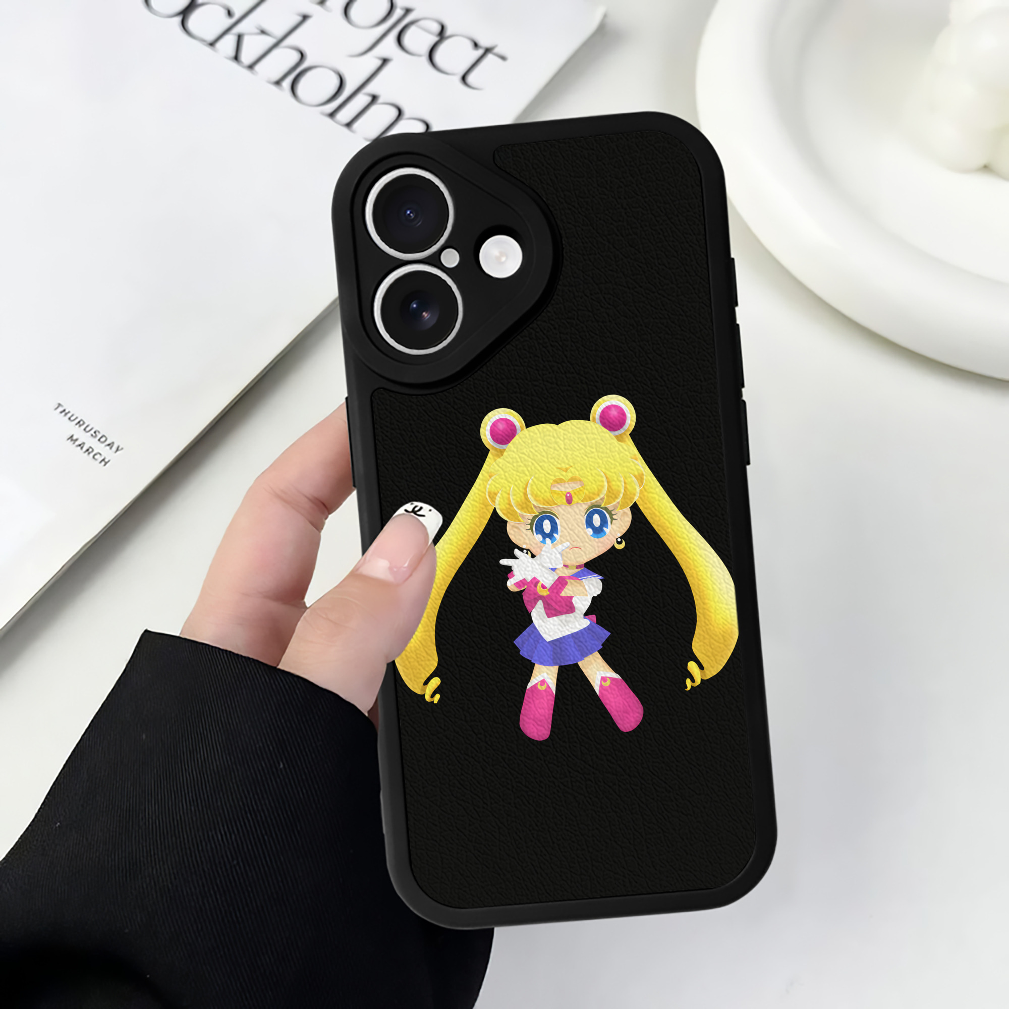 （画像用） 美少女戦士セーラームーン 月野 うさぎ つきの うさぎ Sailor Moon Tsukino Usagi 【iPhone 16シリーズ対応】シリコンスマホケース（レザー調） 材質：シリコン